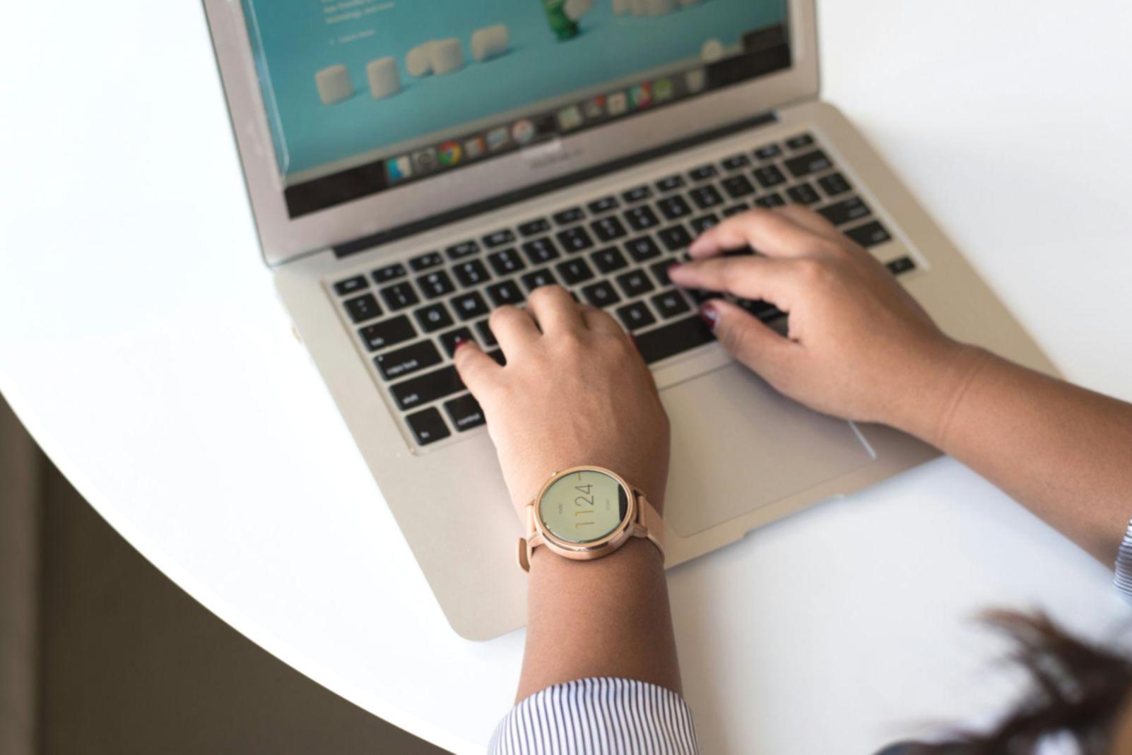 Teilnehmer arbeiten gemeinsam an Bilanzanalysen mit Laptops und Dokumenten